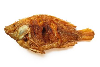 Kesme yolu ile beyaz arka planda izole edilmiş kızartılmış balık. Üst manzara, gölgeli yatıyordu. Tilapia ya da Ikan Nila Goreng kızartması..