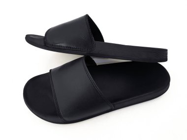 Beyaz arka planda izole edilmiş terliklerde siyah kayma. Boş, etiketsiz, tasarım logonuz için maket yapın. Erkek, kadın ve çocuklar için açık ayak parmaklı sandaletler..