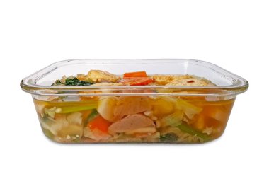 Ev yapımı Sapo Tahu ya da Sapo Tofu Tofu deniz ürünleri. Dikdörtgen cam kapta servis edilen sebze ve tavuk eti. Kırpma yolu ile izole edilmiş. Ön ya da yan görüş. Çin yemeği.