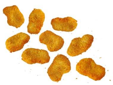 Kırıntıları beyaz arka planda, kırpma yolu ile izole edilmiş kızarmış tavuk külçeleri, tam derinlik. Üst manzara, düz uzanma.