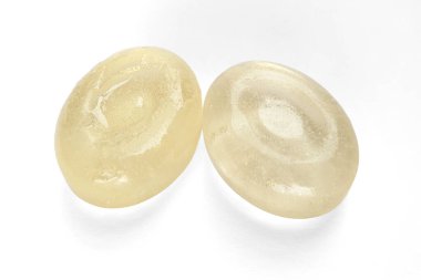 Lychee kristal şekeri beyaz arka planda izole edilmiş. Tatlı vanilya beyazı sert şekerler yakın görüş.