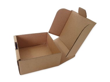 Kırpma yolu olan beyaz arkaplanda izole edilmiş kahverengi karton kutuyu aç. Ürün veya çevrimiçi sipariş paketleme için uygun. Boş kutu, şablon modeli. Karton hediye kutusunun perspektifi.