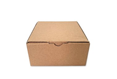 Kırpma yolu ile beyaz zemin üzerinde izole kahverengi küçük karton kutu. Ürün veya çevrimiçi sipariş paketleme için uygun. Boş kutu, şablon modeli. Karton hediye kutusunun perspektif öngörünümü.