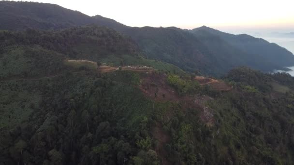 Pemandangan Udara Dari Puncak Gunung Hijau Dengan Orang Orang Mendirikan — Stok Video