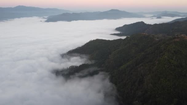 有云彩覆盖的青山的空中景观 — 图库视频影像