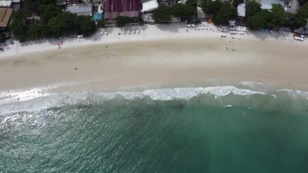 Pemandangan Udara Gelombang Laut Menerjang Pantai Putih Dari Pantai Tropis — Stok Video