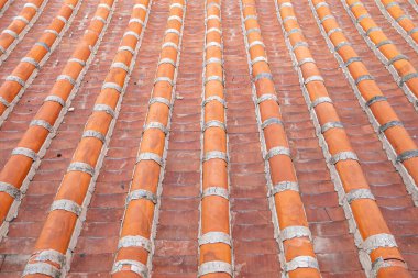 Klasik çatı kiremit deseni, arka plan duvar kâğıdı için geleneksel renkli karoların yakın çekimi.