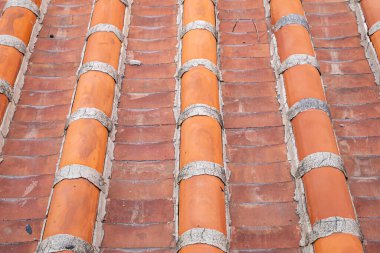 Klasik çatı kiremit deseni, arka plan duvar kâğıdı için geleneksel renkli karoların yakın çekimi.