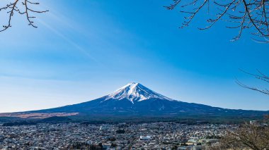 Fuji Dağı, Japonya 'nın en yüksek volkan dağı (Fuji Dağı) ve Fujiyoshida Şehri' nin manzarası, Chureito Pagoda 'nın arka planıdır..