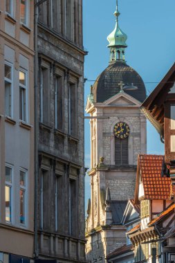 Almanya 'nın Goettingen kentindeki St. Michael Kilisesi' nin kulesi. Koleksiyonumda Goettingen 'den daha fazla resim var.