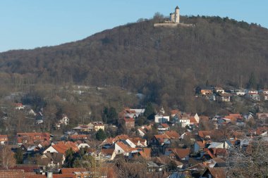 Karda Eddigehausen, Plesse Kalesi 'ni harabeye çevirir. Köyü, tarlaları, çayırları ve ormanı olan kış manzarası
