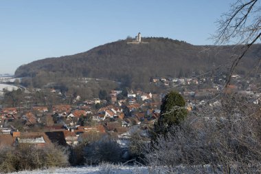 Karda Eddigehausen, Plesse Kalesi 'ni harabeye çevirir. Köyü, tarlaları, çayırları ve ormanı olan kış manzarası