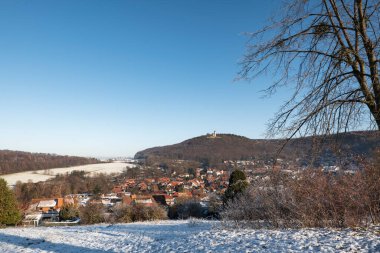Karda Eddigehausen, Plesse Kalesi 'ni harabeye çevirir. Köyü, tarlaları, çayırları ve ormanı olan kış manzarası