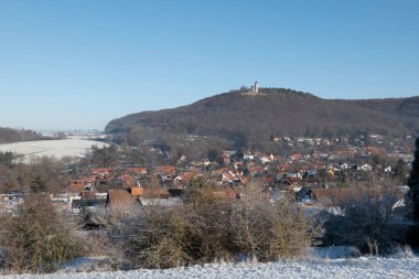 Karda Eddigehausen, Plesse Kalesi 'ni harabeye çevirir. Köyü, tarlaları, çayırları ve ormanı olan kış manzarası