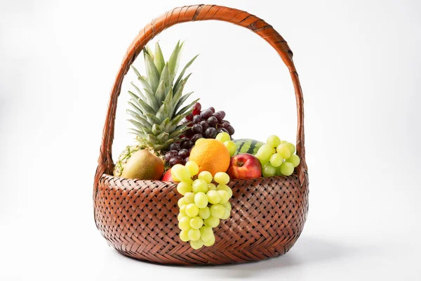 Sluiten Van Fruitmand Gevuld Met Vers Heerlijk Fruit — Stockfoto