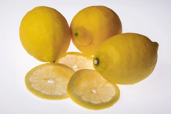 Limones Recién Cortados Con Limones Enteros Foto Del Producto Con —  Fotos de Stock
