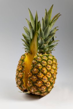 Ortasında sulu bir et manzarası olan koca bir ananas.