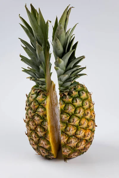 Whole Pineapple Halved Middle View Juicy Flesh — Stock Photo, Image