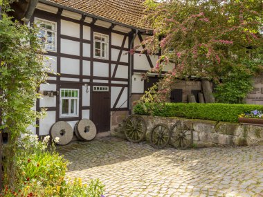 Ebergtzen Almanya 'sında Wilhelm Busch' taki büyük böcekli değirmen bahçesi.