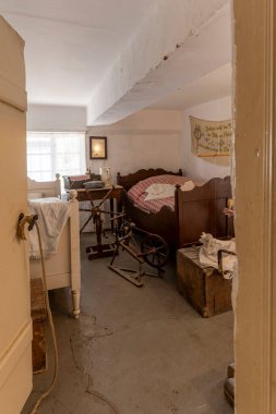 Süslü ahşaptan yapılmış anik sallanan sandalye. Ebergtzen Almanya 'sındaki Wilhelm Busch Mill