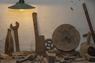 Süslü ahşaptan yapılmış anik sallanan sandalye. Ebergtzen Almanya 'sındaki Wilhelm Busch Mill