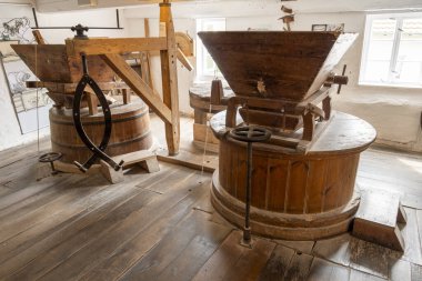 Süslü ahşaptan yapılmış anik sallanan sandalye. Ebergtzen Almanya 'sındaki Wilhelm Busch Mill