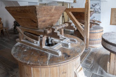Süslü ahşaptan yapılmış anik sallanan sandalye. Ebergtzen Almanya 'sındaki Wilhelm Busch Mill