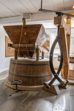 Süslü ahşaptan yapılmış anik sallanan sandalye. Ebergtzen Almanya 'sındaki Wilhelm Busch Mill