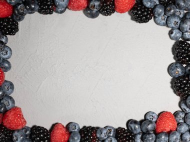 Böğürtlenlerden, böğürtlenlerden ve ahududulardan yapılmış çerçeve