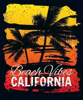 California Beach Vibes güneş batımı tişört tasarımı. Poster retro grunge palmiye ağacı siluetleri, gradyan, tipografi. Vektör illüstrasyonu