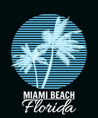 Miami Beach Günbatımı Tişört Tasarımı. Poster palmiye ağacı siluetleri, tipografi. Vektör illüstrasyonu