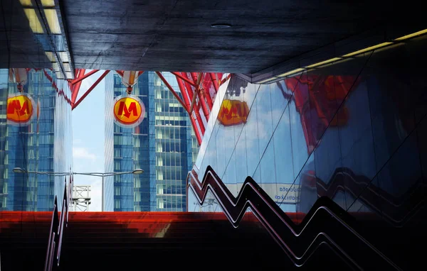 Polonya, Varşova, 2 Ağustos 2022 Varşova metrosunun merdivenleri