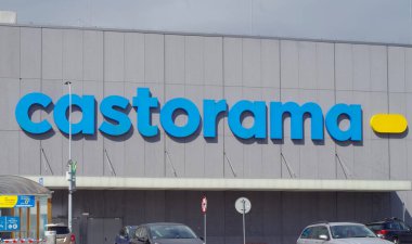 Polonya, Varşova 16 Nisan 2023 Castorama İnşaat ve Dekoratif Dükkanı Logosu