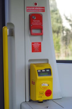 Polonya, Varşova, 16 Nisan 2023 Varşova tramvayındaki işlev paneli, geçerli makine, acil durum düğmesi ve acil durum freniyle