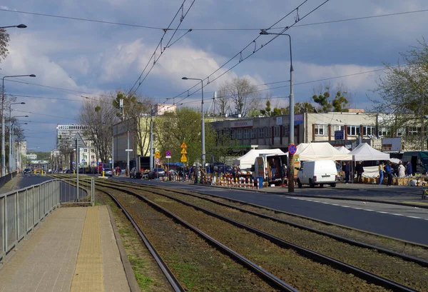 Polonya, Varşova, 16 Nisan 2023 Obozowa Caddesi, Pazar manzarası. 