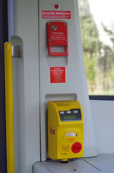 Polonya, Varşova, 16 Nisan 2023 Varşova tramvayındaki işlev paneli, geçerli makine, acil durum düğmesi ve acil durum freniyle