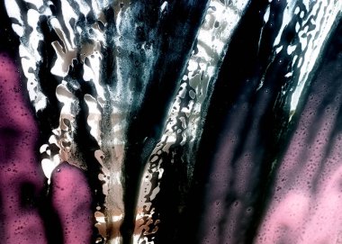 Su varyasyonu, köpük, ışık ve camdaki renkler.