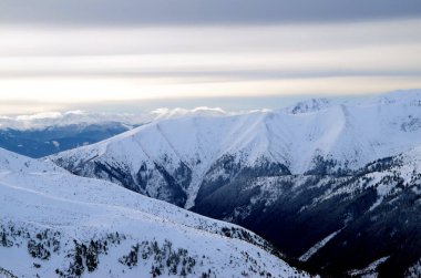 Kasprowy Wierch 'ten kış manzarası, karla kaplı Polonya dağları