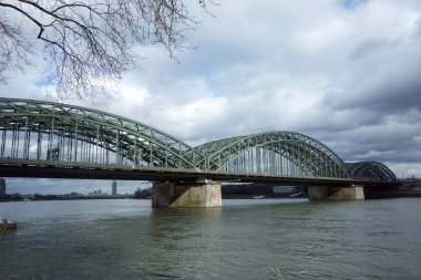 Almanya, Köln 2024 Şubat. Hohenzolern Köprüsü alt görünümü               