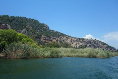 Lycian mezarları, Dalyan Nehri manzaralı.                                    
