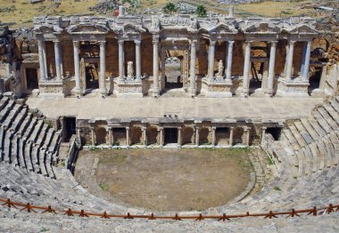 Hierapolis 'teki Roma tiyatrosunun kalıntıları.