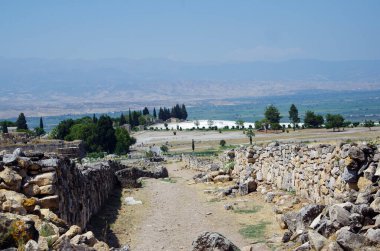 Hierapolis 'in bozkırları ve antik şehirden kalan elementler. Cokelezv Dağı 'nın yamacındaki harabeler