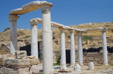 Hierapolis 'in bozkırları ve antik şehirden kalan elementler. Cokelez Dağı 'nın yamacındaki harabeler