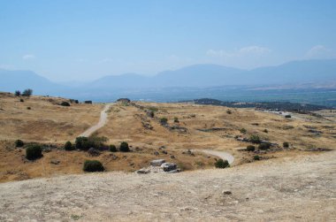 Hierapolis 'in bozkırları ve antik şehirden kalan elementler. Cokelez Dağı 'nın yamacındaki harabeler