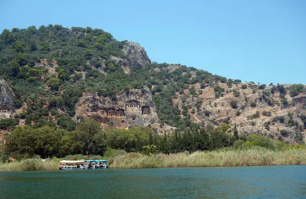 Lycian mezarları, Dalyan Nehri manzaralı.                                    