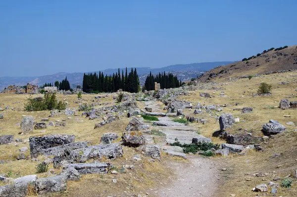 Hierapolis 'in bozkırları ve antik şehirden kalan elementler. Cokelez Dağı 'nın yamacındaki harabeler