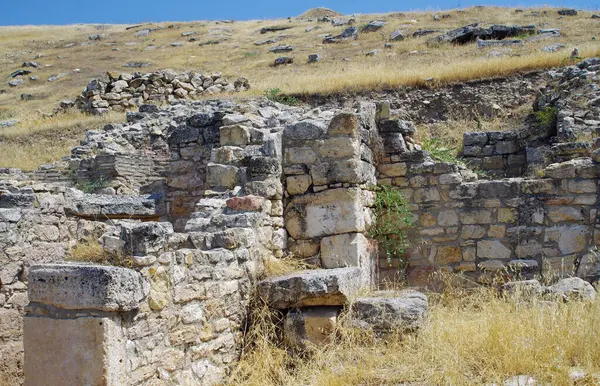Hierapolis 'in bozkırları ve antik şehirden kalan elementler. Cokelez Dağı 'nın yamacındaki harabeler