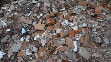 Yıkılan bir binanın enkazının fotoğrafı arka plan için uygundur.