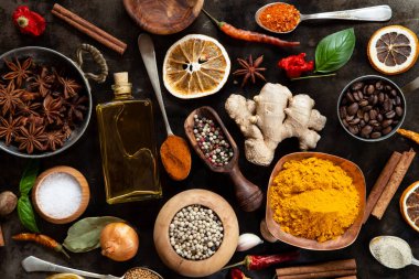 Siyah arka planda çeşitli otlar ve baharatlar - üst görünüm