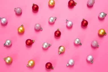 Pembe arka planda Noel ve Yeni Yıl mücevherleri